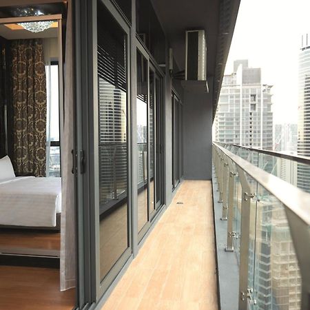 Hotel Dorsett Kuala Lumpur Exterior foto A balcony in a hotel room