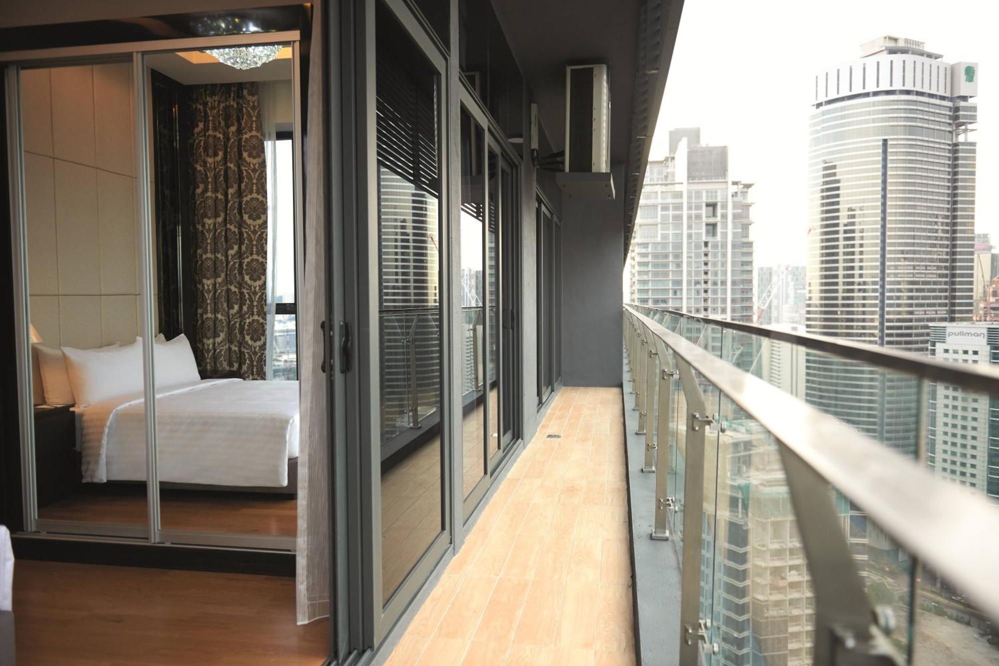 Hotel Dorsett Kuala Lumpur Exterior foto A balcony in a hotel room